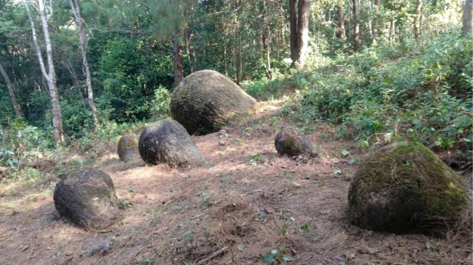Borcane uriașe din piatră, descoperite de cercetători în India. Ce spun legendele despre misterioasele structuri?