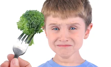 La ce vârstă încep copiii să mănânce „mâncăruri de oameni mari”?