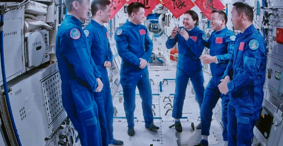 Astronauții de pe stația spațială Tiangong a Chinei primesc ajutor de la un robot inteligent