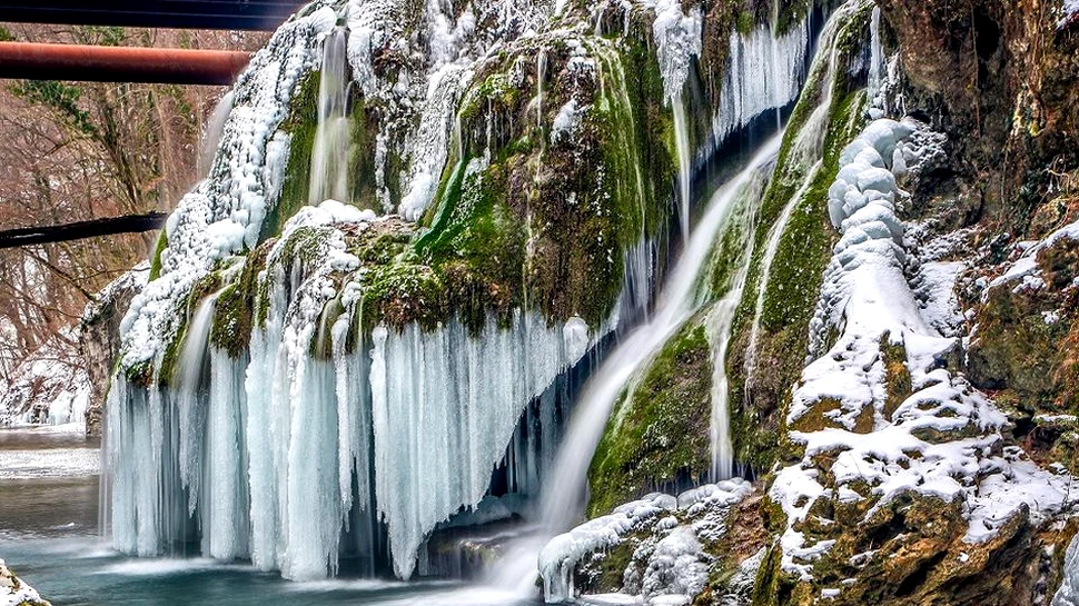 Cascada Bigăr, una dintre cele mai frumoase din lume, a îngheţat – Galerie foto