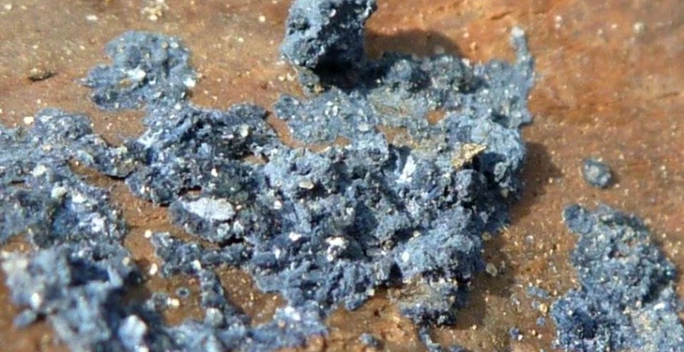 Acest mineral bizar poate creşte pe trupurile persoanelor decedate şi colorează pielea în albastru