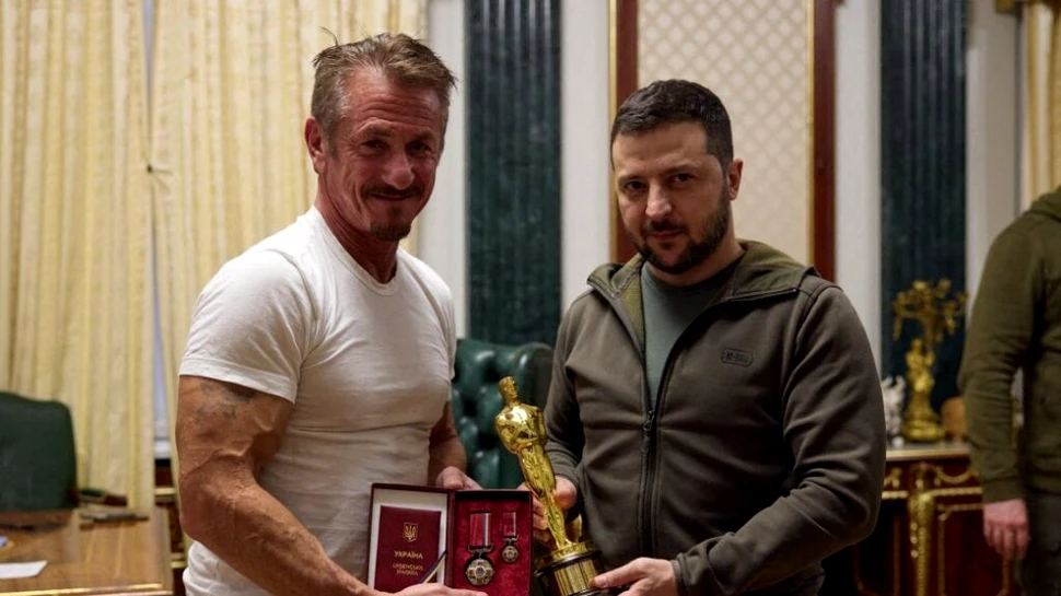 Actorul american Sean Penn i-a dăruit președintelui ucrainean Zelenski una dintre statuetele sale Oscar