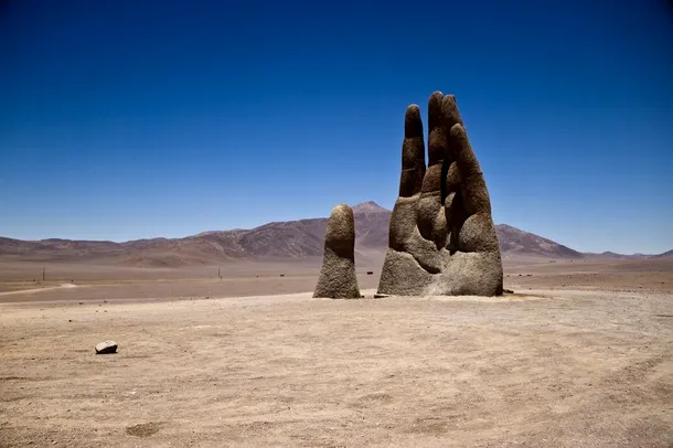 Sculpturi gigantice de mâini din jurul lumii