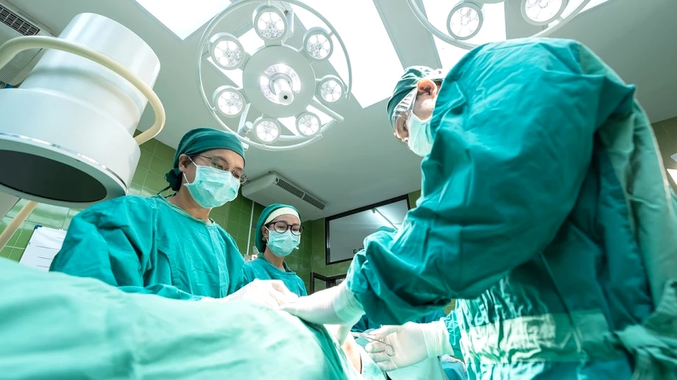Medicii din Târgu Mureş au reuşit să îi replanteze braţul unui bărbat