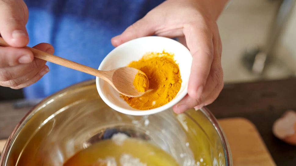 „Natural” nu înseamnă și sigur: Cazul femeii care și-a pus sănătatea în pericol din cauza turmericului