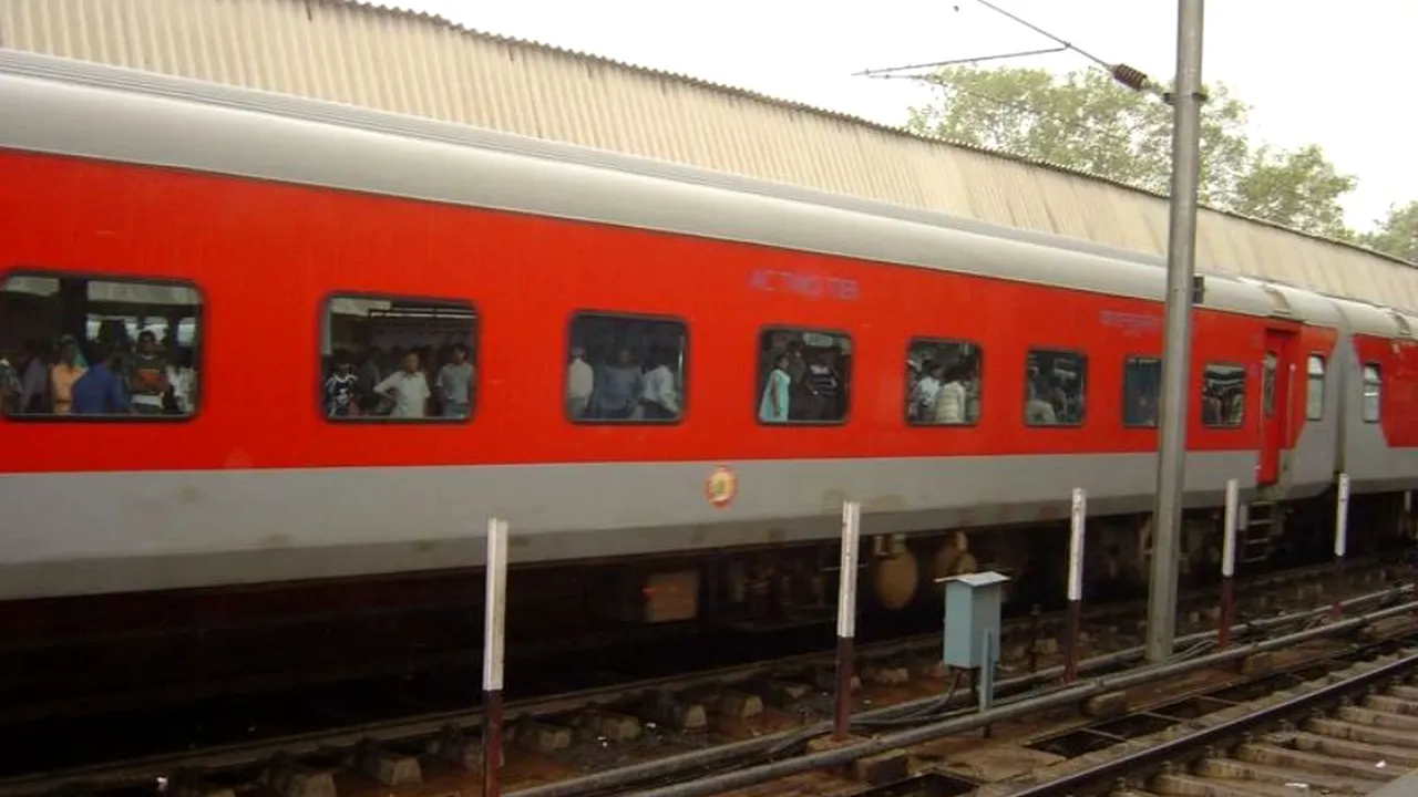 1-newdeli-mumbai-rajdhani-ac-2-tier-new-livery 