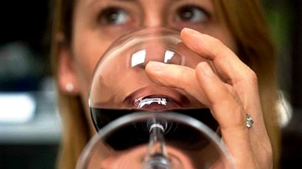 Femeile inteligente sunt cele mai mari consumatoare de alcool