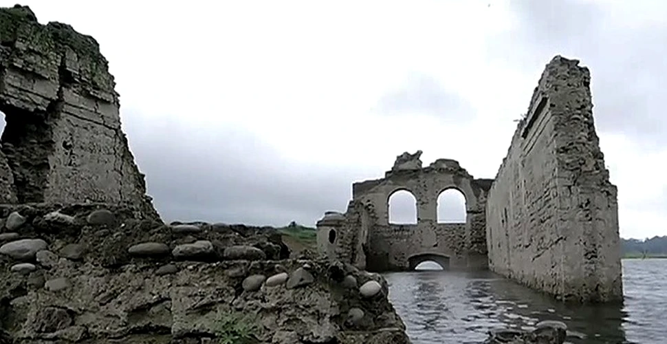 ”Răsărită” din adâncuri, o biserică veche de 400 de ani a fost descoperită – FOTO