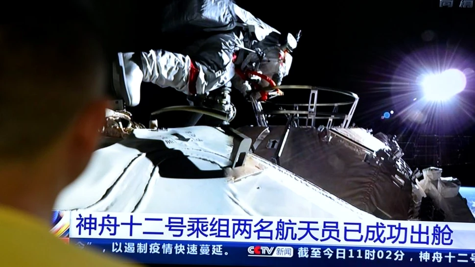 Prima ieșire în spațiu a astronauților chinezi care lucrează la stația spațială „Palatul Ceresc”