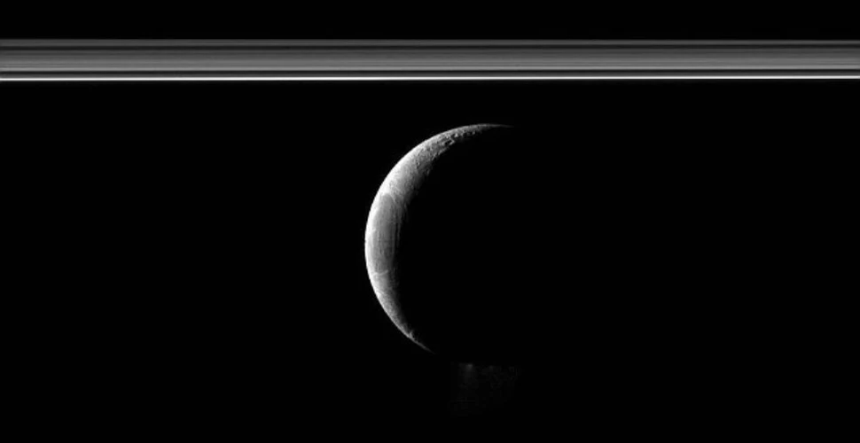 Enceladus, satelitul lui Saturn, în chip de „lună nouă”