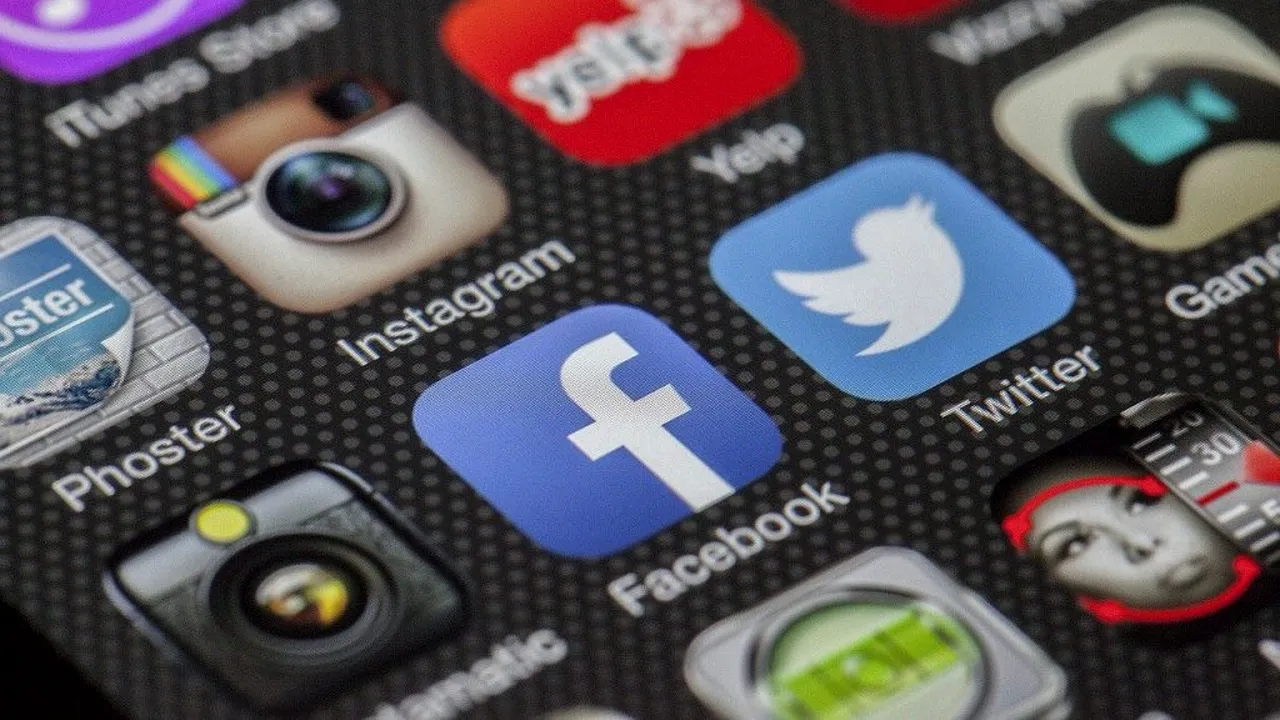facebook-socializare-online-pixa_descopera 