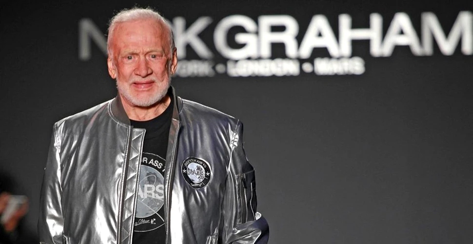 Buzz Aldrin, primul astronaut care defilează pe un podium într-o colecţie vestimentară