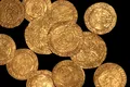 Tezaur de monede din aur, dedicate nevestelor regelui Henric al VIII-lea, descoperit în grădina unei familii