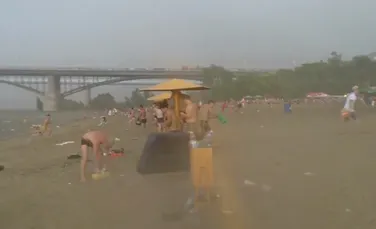 Turiştii au fost surprinşi la plajă de o furtună cumplită. Bucăţile uriaşe de grindină i-au rănit (VIDEO)