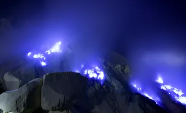Fenomen uimitor al unui vulcan din Indonezia. De ce luceşte în albastru în timpul nopţii? – FOTO