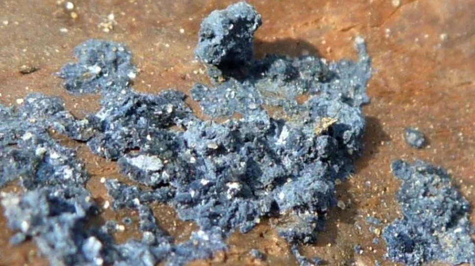 Acest mineral bizar poate creşte pe trupurile persoanelor decedate şi colorează pielea în albastru