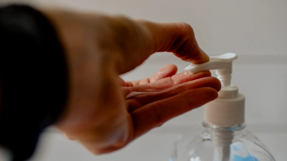 Cei trei paşi simpli care ar putea opri evoluţia pandemiei de COVID-19