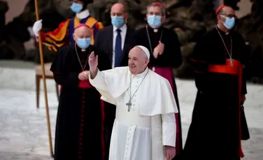 Papa Francisc, criticat pentru că nu poartă mască de protecţie