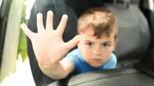 De ce nu este bine să lăsăm copiii în mașină pe caniculă?