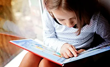 Creierul copiilor cărora li se citesc regulat poveşti se dezvoltă mult mai repede