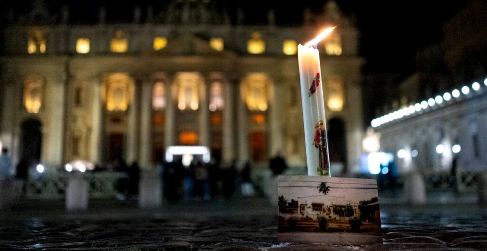 Credincioși din toată lumea se roagă pentru Papa Francisc, internat într-un spital din Roma