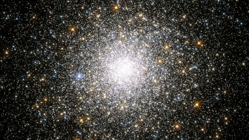 Unul dintre cele mai aglomerate roiuri stelare din Calea Lactee, fotografiat de Hubble