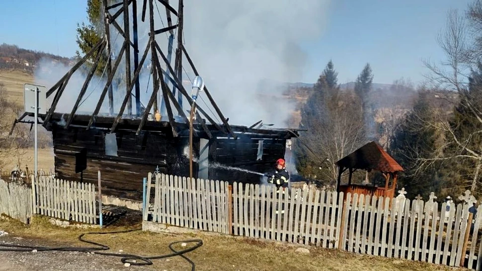 O biserică de lemn din Arad, construită în 1724, a ars în întregime într-un incendiu
