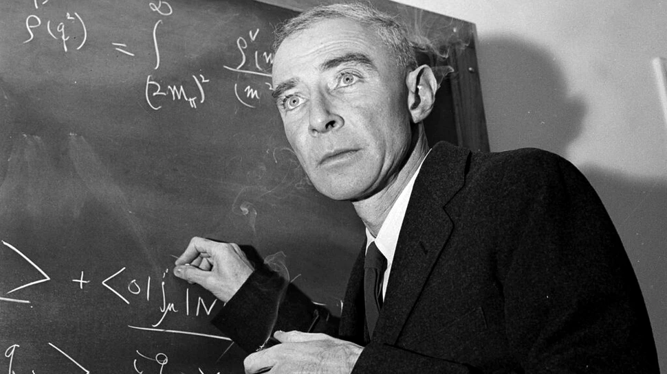 J. Robert Oppenheimer, părintele bombei atomice. „Am devenit Moartea, distrugătorul lumilor”