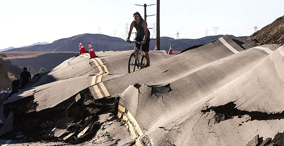 FENOMEN CIUDAT: Un drum din California, devastat de cratere. Specialiştii nu au o explicaţie – FOTO, VIDEO