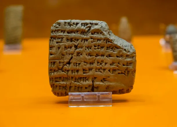 Cine a inventat alfabetul? Drumul literelor de la hieroglifele egiptene la alfabetul latin