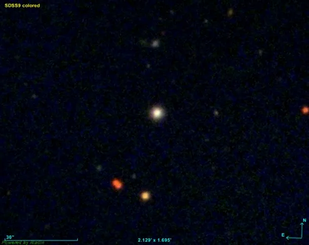 O imagine optică a stelei SDSS J0018-0939, obţinută de Sloan Digital Sky Survey. 
