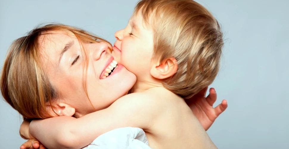 “Băiatul mămicii”: ce efecte are dădăceala maternă din copilărie asupra bărbaţilor?