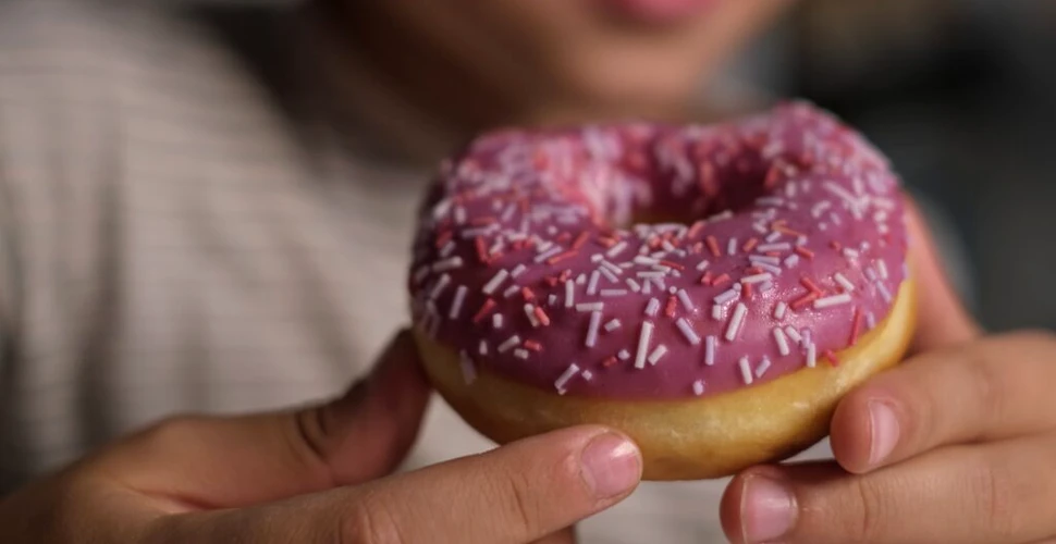 Un studiu arată că alăptatul și evitarea sucurilor pot proteja copiii de obezitate