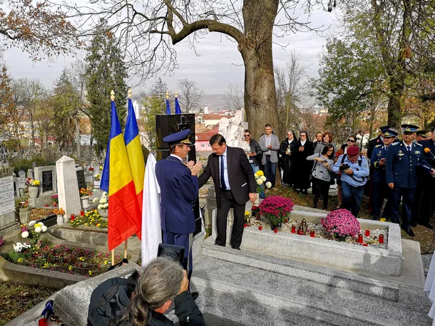 Monument închinat pilotului Smarandei Brăescu