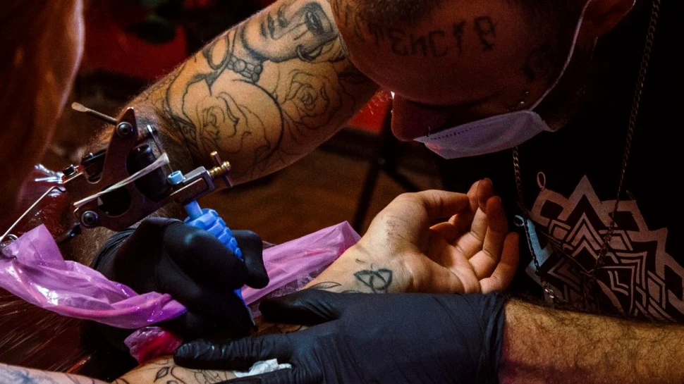 Cerneala folosită la tatuaje ar putea depista celulele canceroase