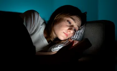 Peste jumătate dintre tinerii din România vor să-și schimbe aspectul fizic din cauza social media