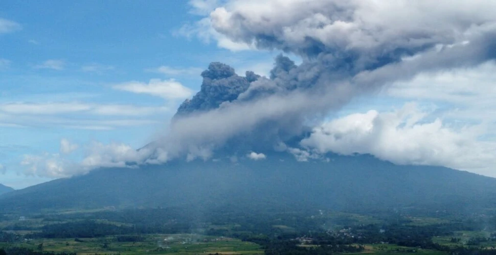 Erupție spectaculoasă! Un vulcan din Indonezia a aruncat cenușă la peste 1 kilometru înălțime