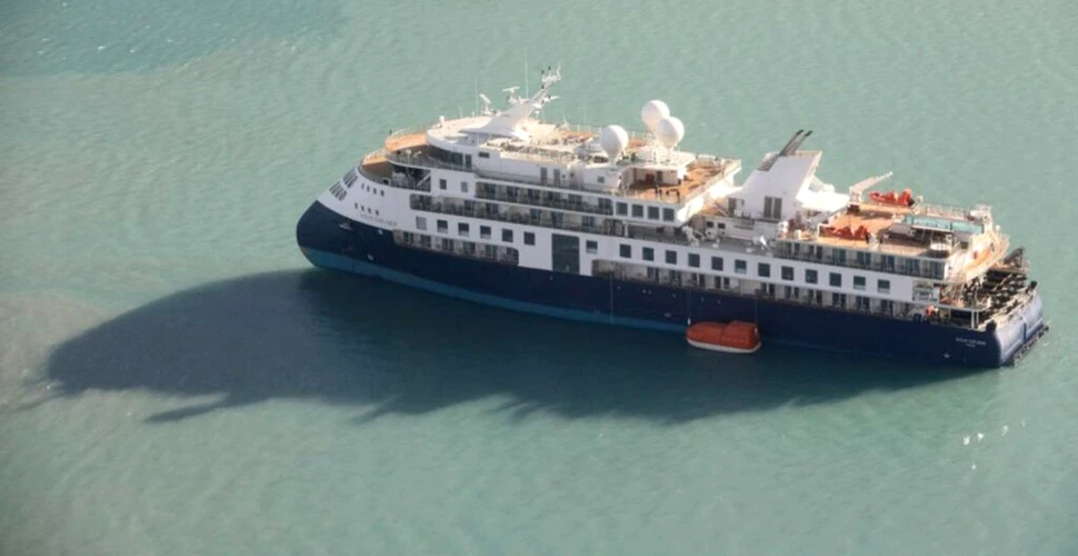 Nava de croazieră eșuată în Groenlanda, cu 200 de pasageri la bord, a fost readusă pe apă