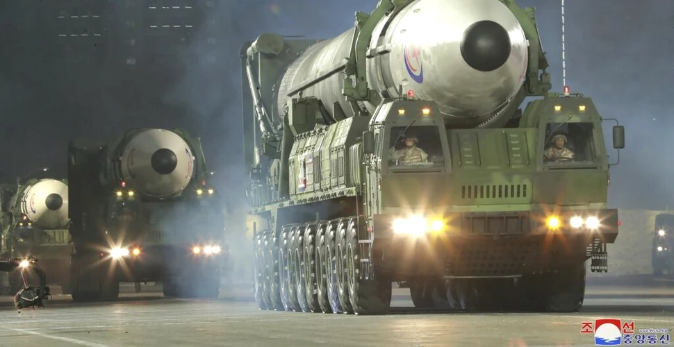 Coreea de Nord a dezvăluit noi afișe de propagandă cu rachete cu încărcătură nucleară