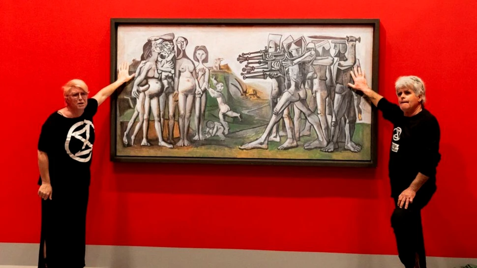 Doi activiști de mediu din Australia s-au lipit de un tablou al lui Picasso