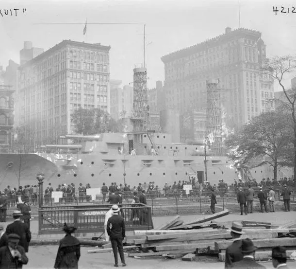 Un vas de război a fost poziţionat în cenrtul oraşului New York în 1917 pentru a îi îndemna de tineri să se înroleze
