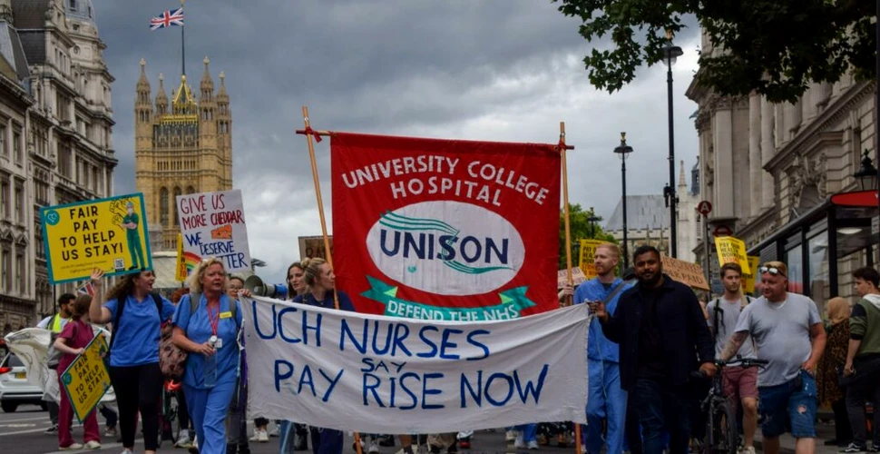 Lucrătorii medicali din Marea Britanie au intrat în prima grevă în masă din ultimul secol