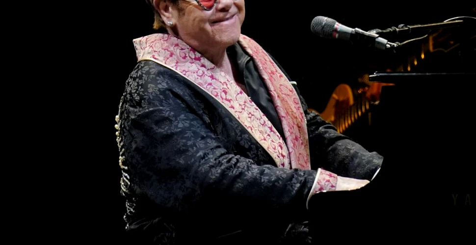 Elton John, internat într-un spital din Monaco după ce a căzut în casă