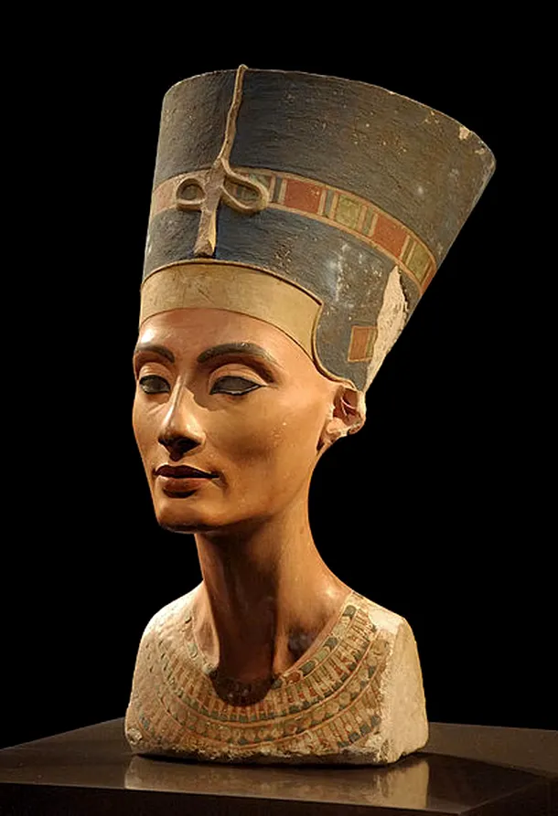 Celebrul bust al reginei Nefertiti, realizat de sculptorul Thutmose