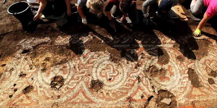 Premieră arheologică: Un mozaic creat în secolul al V-lea, primul de acest fel descoperit în Marea Britanie
