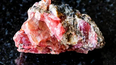 O piatră găsită de o femeie din Buzău în albia unui râu ar putea valora 1 milion de euro