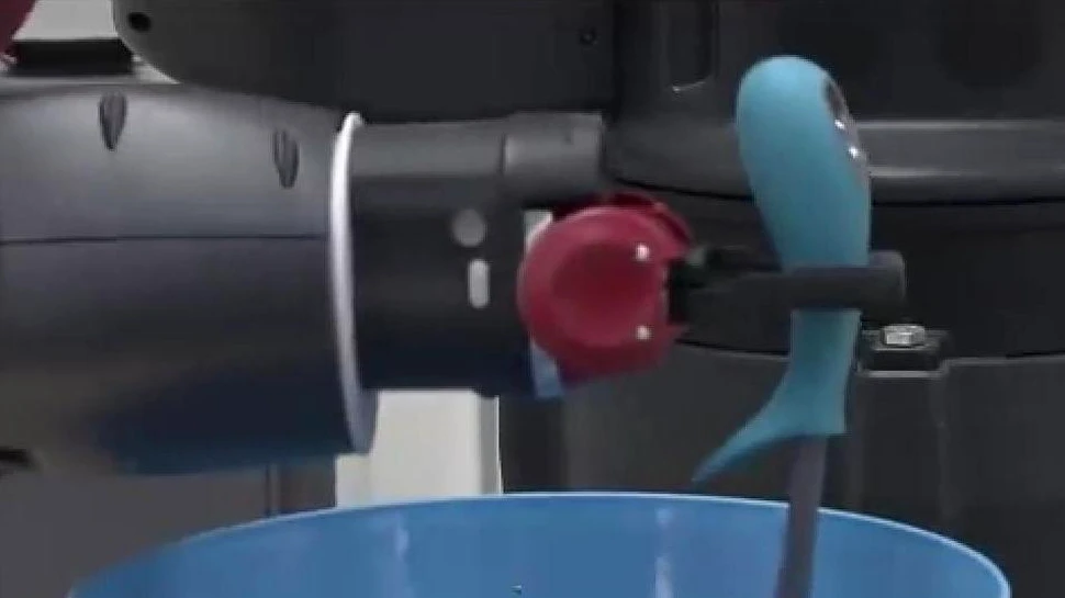 Ea este Julia, robotul care a învăţat să facă salată de pe YouTube – VIDEO