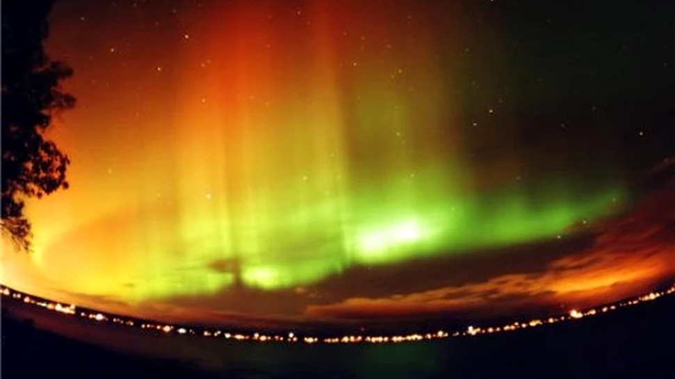 Astronomii americani au descoperit o legătură strânsă între comportamentul aurorelor boreale şi activitatea liniilor câmpului magnetic al Pământului
