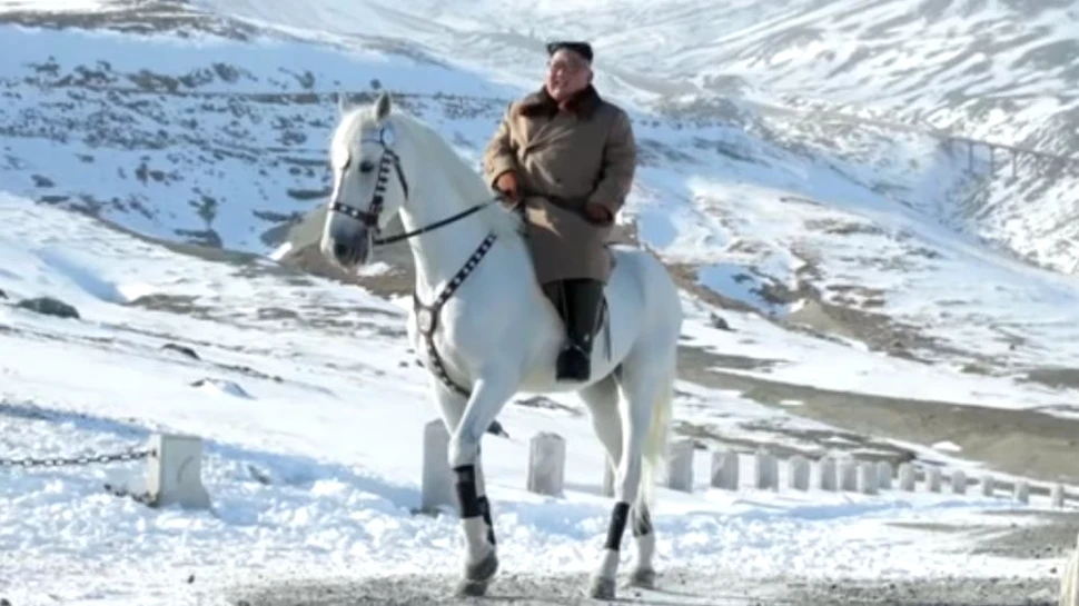 Ce ar putea semnifica imaginile cu Kim Jong-un, care a urcat un munte sacru pe un cal alb