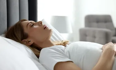 De ce oamenii care sforăie nu se trezesc din cauza propriului zgomot?